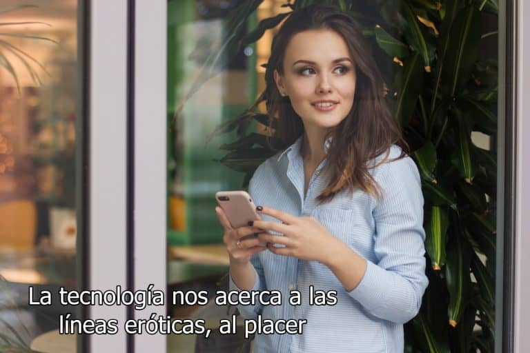 Chica con un teléfono hablando por línea erótica