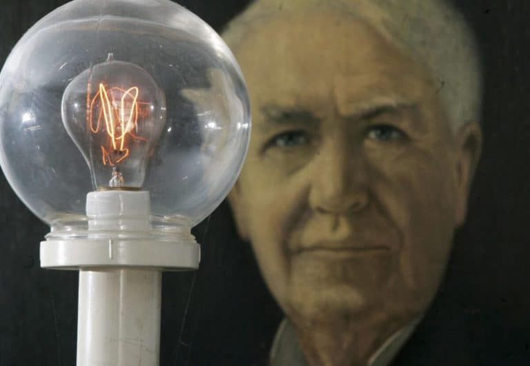 Edisin-inventor-de-la-bombilla-1200x829
