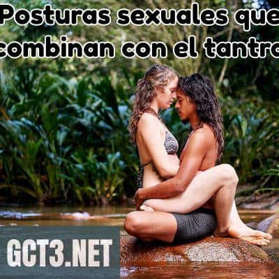 una-pareja-sentada-en-la-roca-de-un-rio-realizando-una-postura-tranta