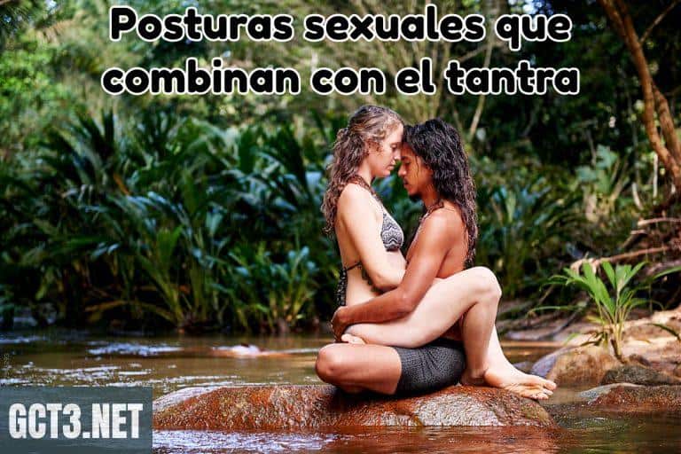 una-pareja-sentada-en-la-roca-de-un-rio-realizando-una-postura-tranta