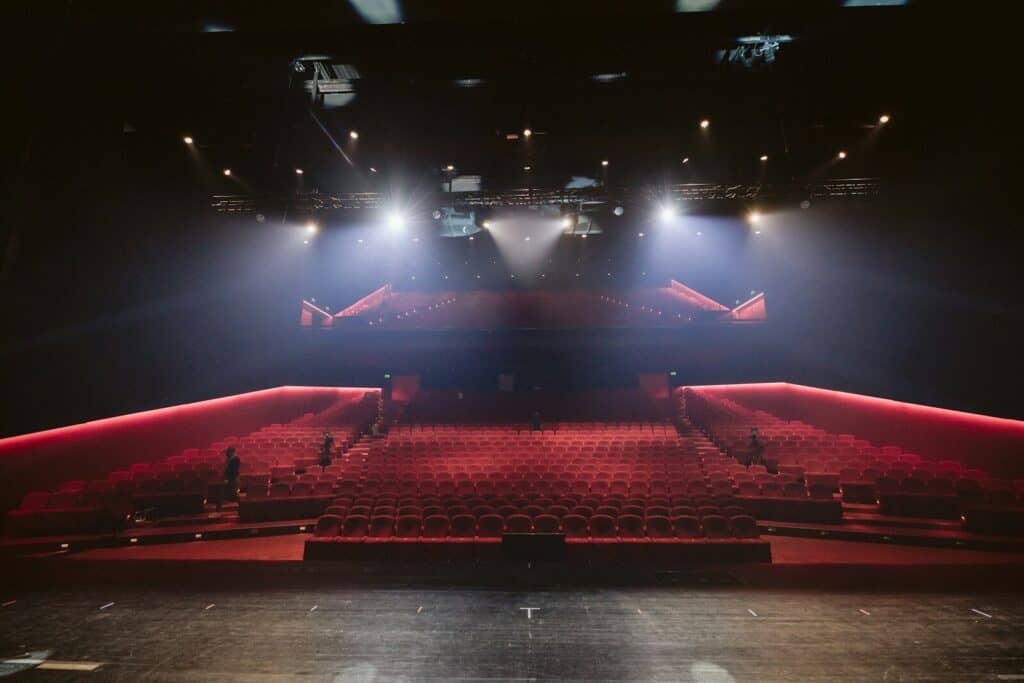 Escenario de teatro vacío con focos encendidos