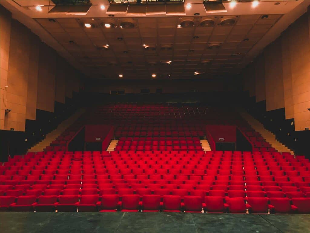 Sala de teatro con butacas rojas